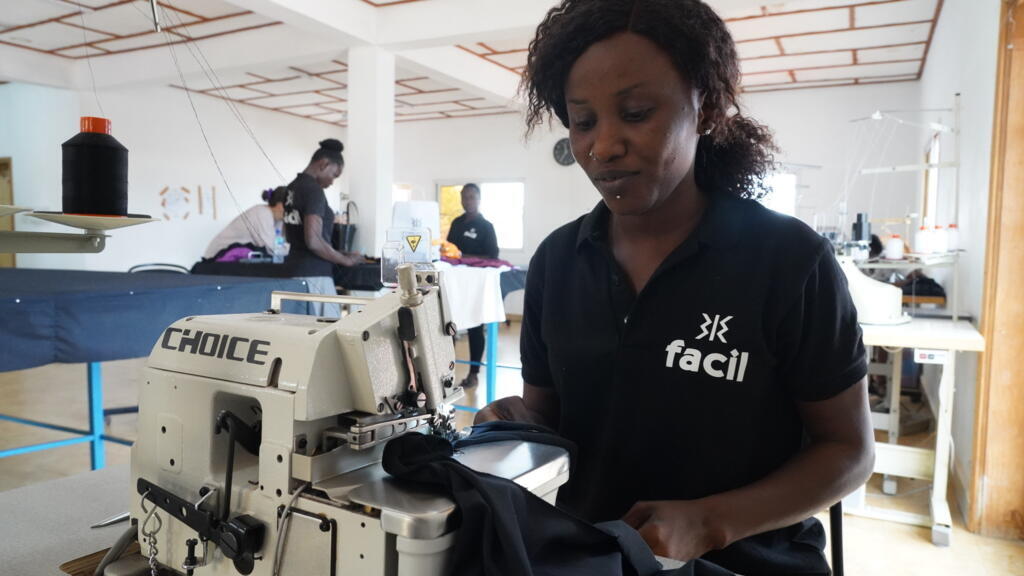 Une employée de Facil dans les locaux de l'entreprise à Kanifing.
