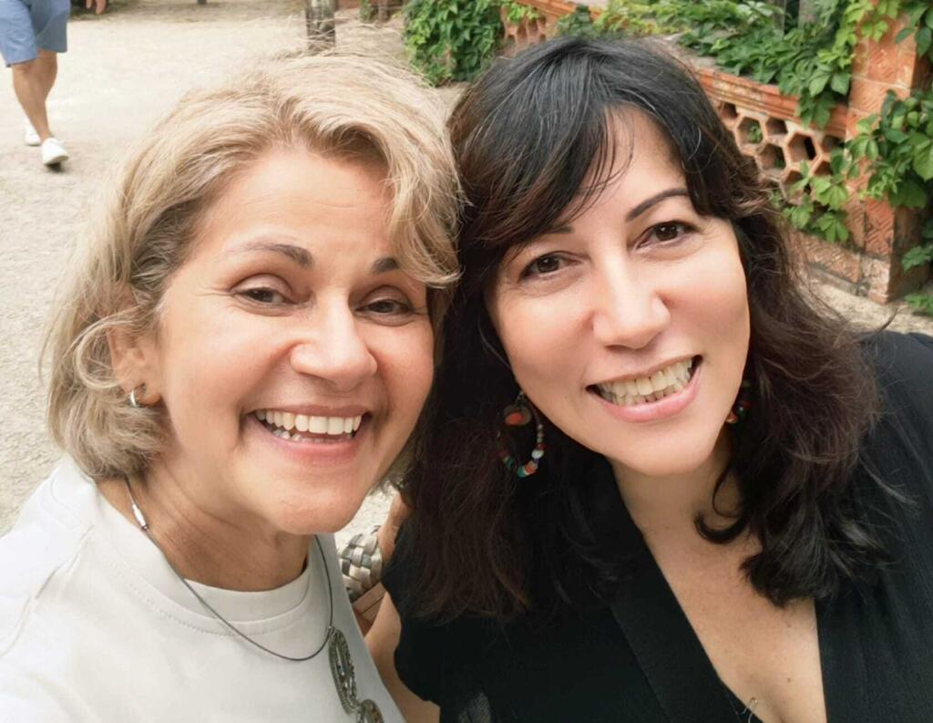 Kenya Maeda fundadora do grupo de apoio on line HarmoniosaMente ao lado psicóloga Jacqueline Costa, que atua nas reuniões do grupo.