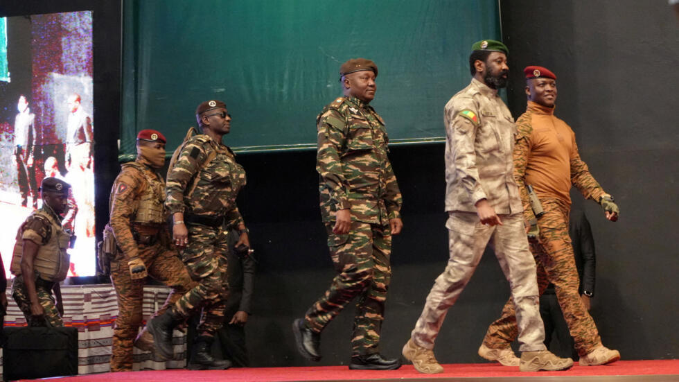 Rais wa Mali Assimi Goita, Rais wa Burkina Faso Kapteni Ibrahim Traore na Rais wa Niger Abdourahamane Tiani wakati wa mkutano wa kwanza waviongozi wa nchi za AES huko Niamey, Niger Julai 6, 2024.