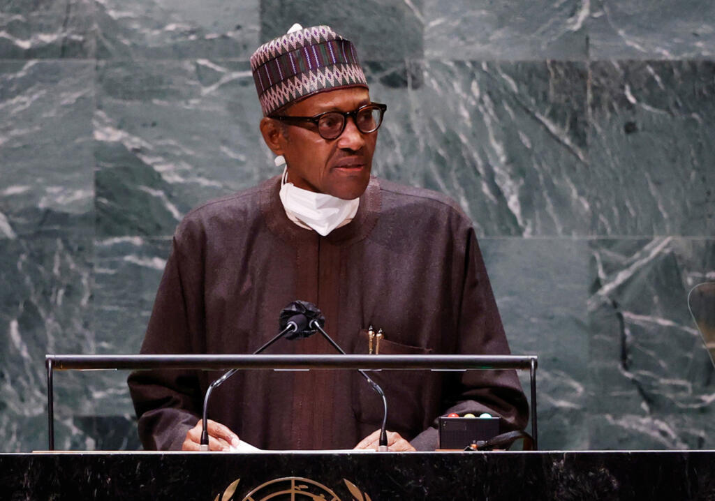 Le président Muhammadu Buhari, République fédérale du Nigéria, prend la parole lors du débat général de la 76e session de l'Assemblée générale des Nations Unies dans la salle de l'Assemblée générale des Nations Unies au siège des Nations Unies à New York, New York, États-Unis, le 24 septembre 2021.