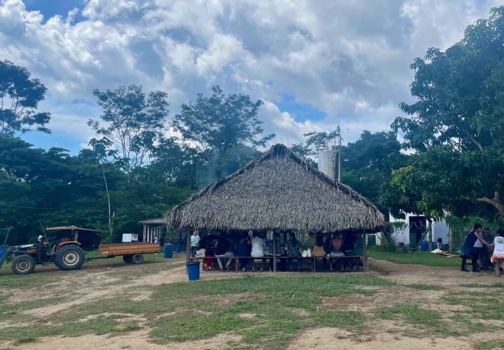 Povos indígenas, ribeirinhos e extrativistas se unem para encontrar soluções comuns para os problemas causados pelo aquecimento global nos territórios amazônicos. Na foto, refeição na aldeia de Ita'aka, na Terra Indígena Koatinemo.