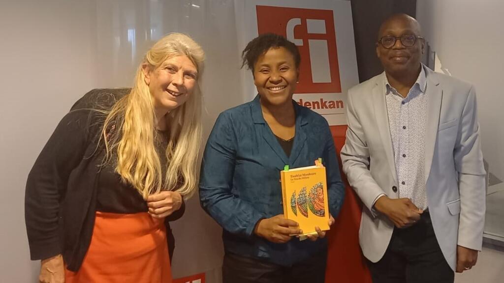 Myriam Guilhot, l’écrivaine Touhfat Mouhtare, et Éric Amiens.