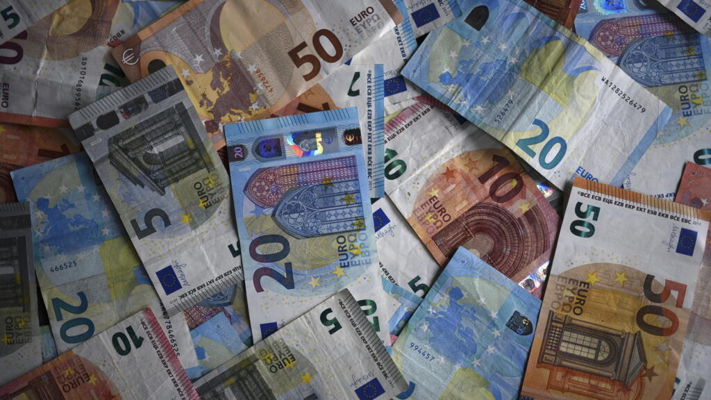Franceses acumularam € 210 bilhões em 2020, o dobro do que valor poupado em tempos normais.