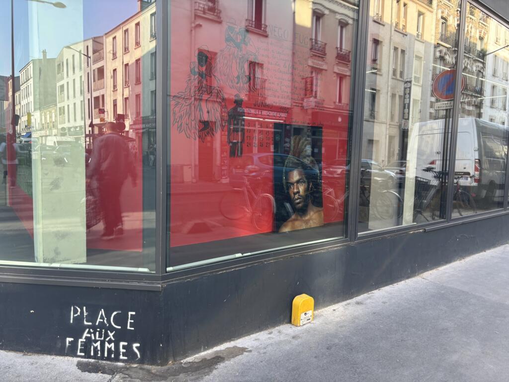 Fachada externa do Centro de Arte Ygrec-ENSAP, em Aubervilliers, que abriga a mostra "Nego Fugido, Memórias Quilombolas", de Nicola Lo Calzo. (18/06/25)