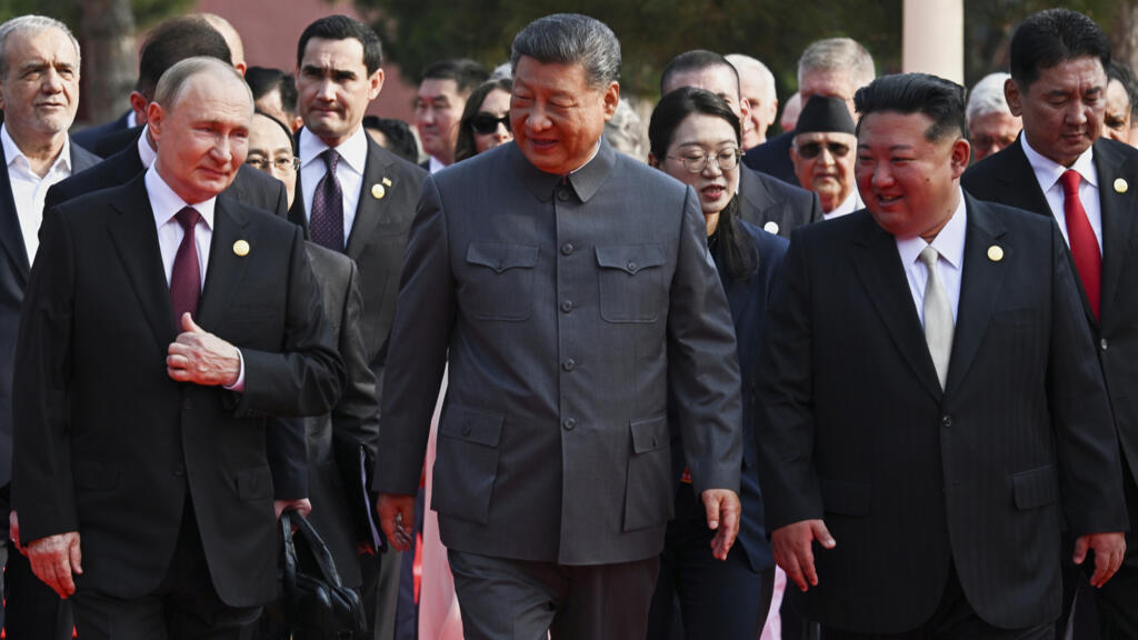Sur cette photo diffusée par l’agence d’État russe Sputnik, (de gauche à droite) le président russe, Vladimir Poutine, marche avec son homologue chinois, Xi Jinping, et le dirigeant nord-coréen, Kim Jong-un, avant un défilé militaire marquant le 80e anniversaire de la fin de la Seconde Guerre mondiale, sur la place Tiananmen à Pékin, le 3 septembre 2025.
