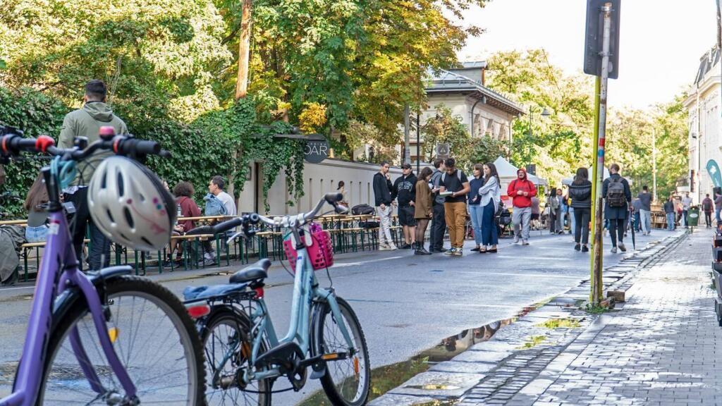 Din 26 până pe 28 septembrie, strada Arthur Verona devine iar loc de întâlnire și dialog. Street Delivery 2025 marchează 20 de ani de eveniment-manifest și aduce în prim-plan întrebările esențiale despre oraș: imagine, comunicare, mobilitate, femei, singurătate, comunitate, adevăr și informație.