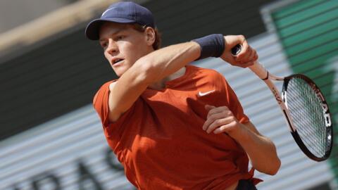 Mchezaji tenisi kutoka Italia Jannik Sinner, aliye hapa Roland-Garros mnamo Juni 4, 2024, ametangazwa rasmi kuwa nambari moja duniani katika viwango vya ATP mnamo Jumatatu Juni 10, 2024.
