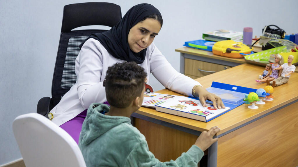 Réfugiés aux Émirats, de jeunes Palestiniens évacués de Gaza tentent de se construire un avenir