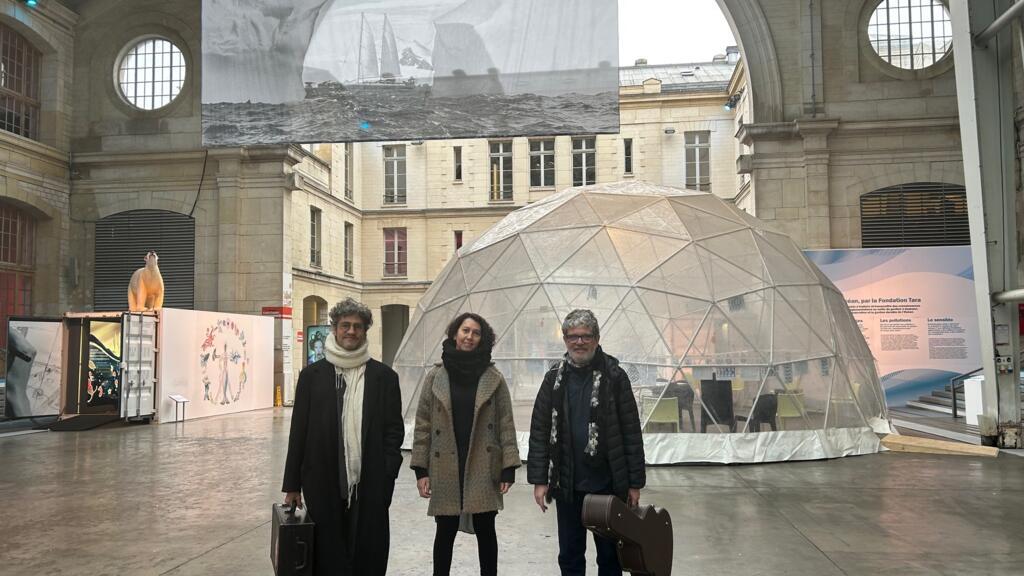 O ator Fernando Alves Pinto, a artista visual e performer Claudia Washington e o diretor Octavio Camargo da Cia Iliadahomero de teatro, no Centquatre, em Paris.