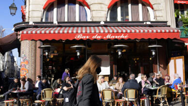 Ảnh minh họa Một quán cà phê tại Paris trong ngày Pháp dỡ bỏ hầu hết các biện pháp hạn chế phòng dịch Covid-19, hôm 14/03/2022.