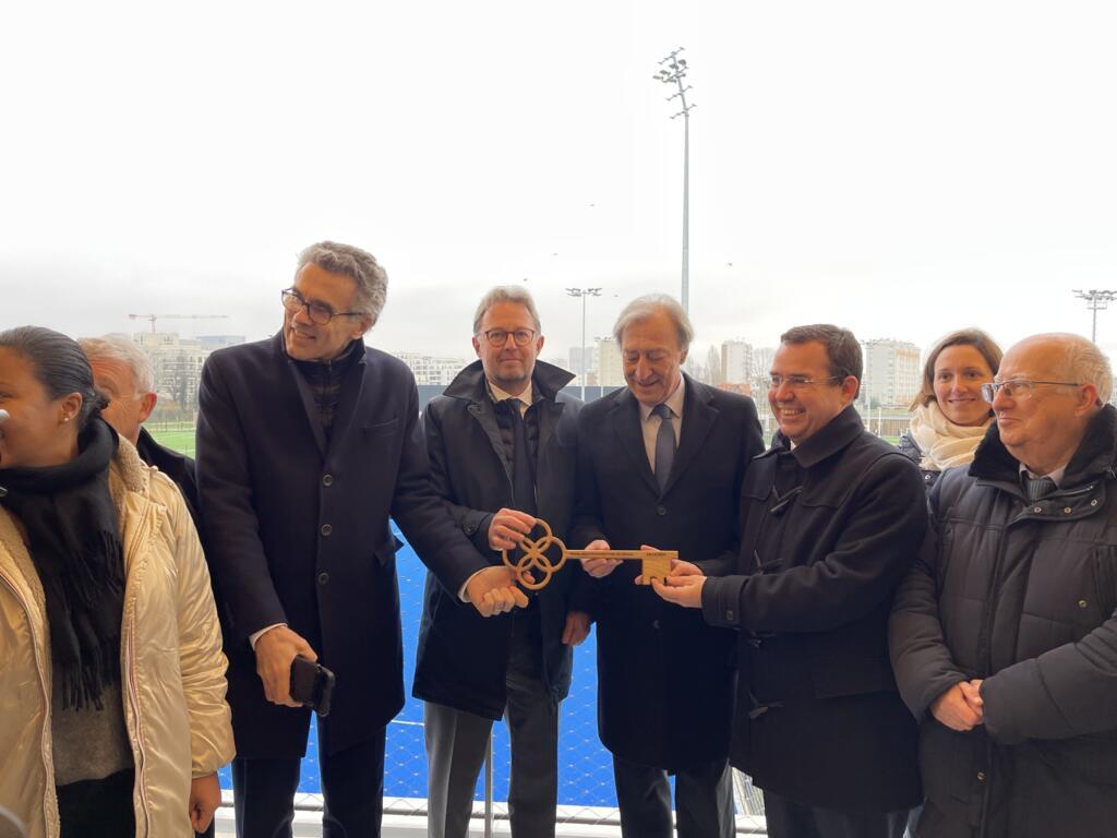 Autoridades com a chave simbólica do estádio Yves-du-Manoir, após a reforma que durou dois anos. O local vai receber as competições de hóquei sobre grama nos Jogos Paris 2024. Em 18 de dezembro de 2023.