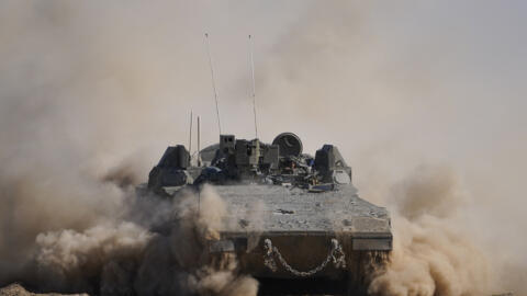 یک نفربر زرهی اسرائیل در نزدیکی نوار غزه. جنوب اسرائیل / 29 فوریه 2024