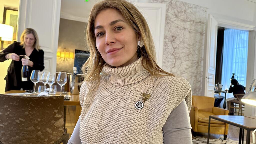Marina Giuberti ostenta sua insígnia e título de primeira e única mestre cavista estrangeira na França.