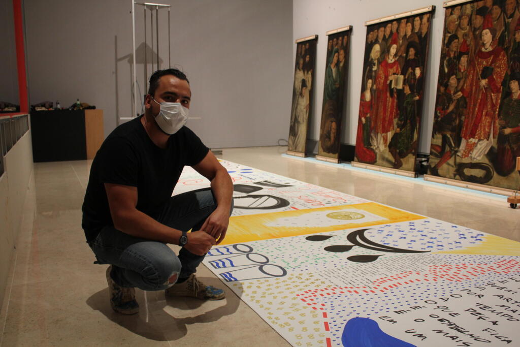 Túlio Dek prepara uma obra inspirada nos Painéis de São Vicente, pintura do século XV de Nuno Gonçalves, que está sendo restaurada no Museu Nacional de Arte Antiga, em Lisboa. 