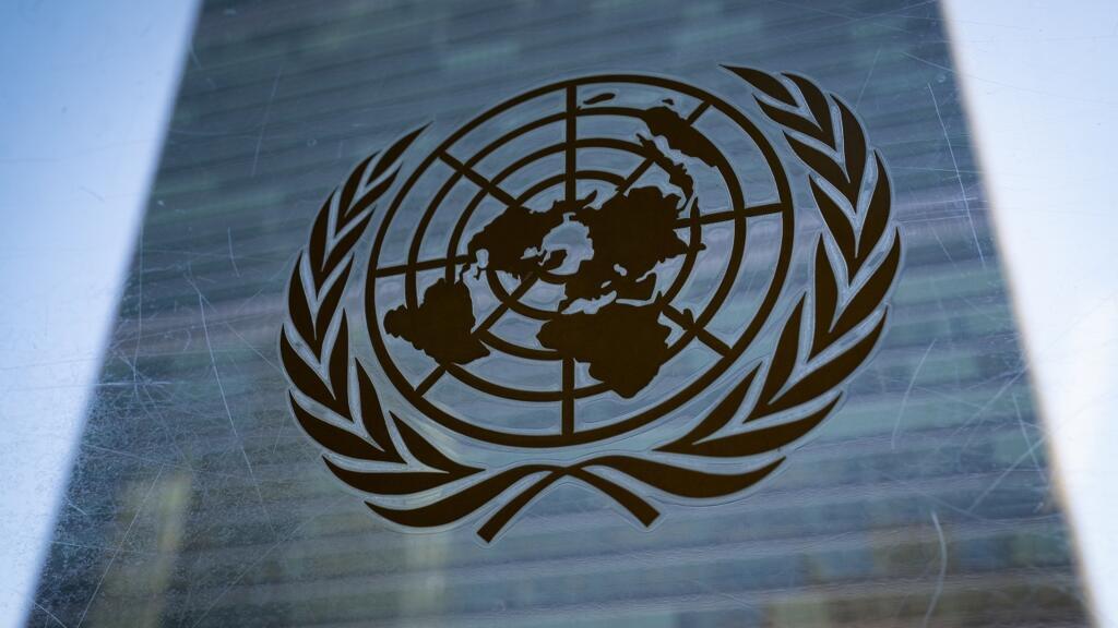 Le symbole des Nations unies à l'entrée du siège de l'organisation à New York.