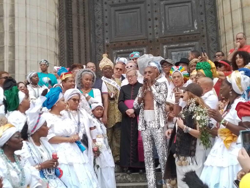 Lavagem da Madeleine celebra o Ano do Brasil na França embalada pelo Olodum e por multidão em Paris