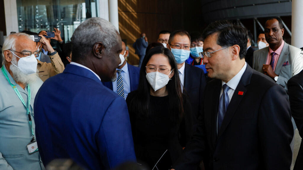Le ministre chinois des Affaires étrangères, Qin Gang (d.), et le président de la Commission de l'Union africaine, Moussa Faki, arrivent pour l'inauguration du nouveau siège des Centres africains de contrôle et de prévention des maladies, que la Chine construit et équipe à Addis-Abeba, en Éthiopie, le 11 janvier 2023.