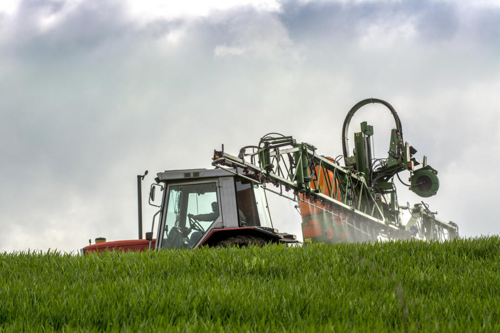 Agricultor francês dispersa fertilizantes em plantação de trigo. Cerca de 30% dos produtos utilizados na União Europeia vêm da Rússia.