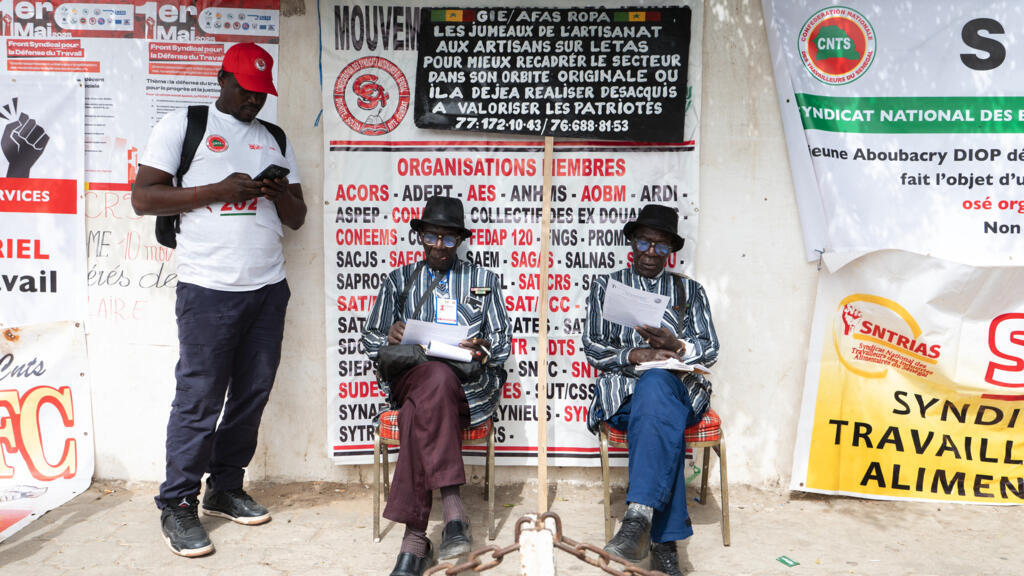 Des membres de syndicats participent à un rassemblement lors d'une manifestation convoquée par toutes les centrales syndicales du Sénégal pour célébrer la journée internationale des travailleurs au siège de la CNTS (Confédération nationale des travailleurs du Sénégal) à Dakar, le 1er mai 2025. (Image d'illustration)