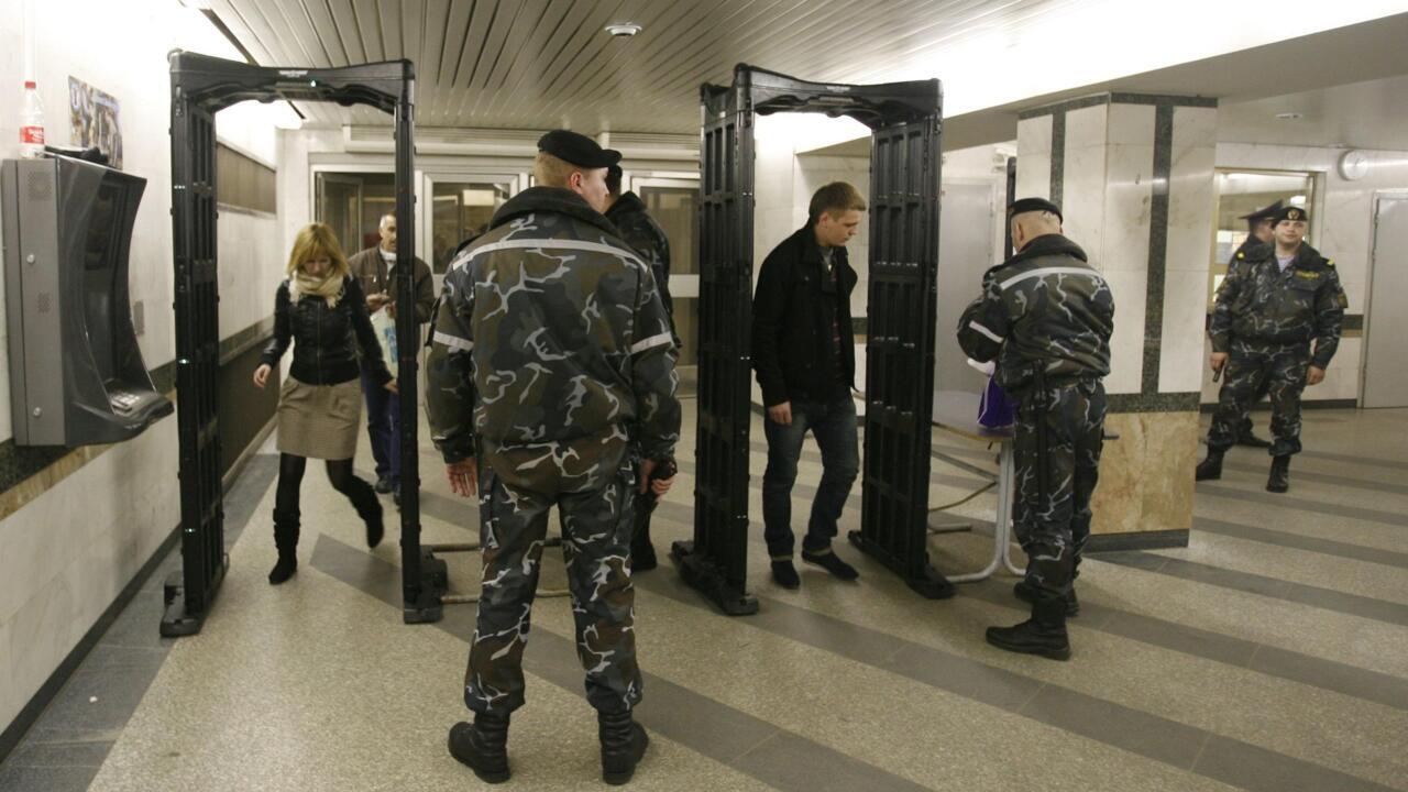 Полицейский таджик. Охрана думы в москве. В москве усилена охрана. В москве усилена охрана. Ик-12 нижегородская область.