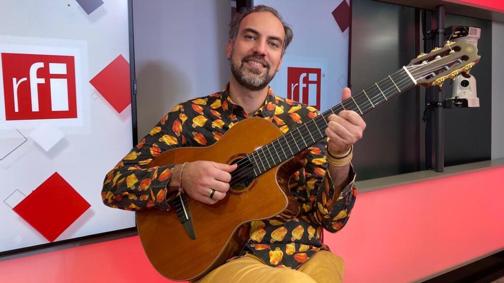 O músico João Selva nos estúdio da RFI em Paris.