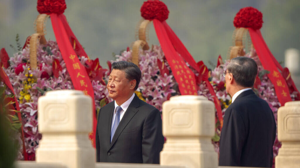 O atual líder chinês, Xi Jinping, que já está há dois mandatos à frente do país, deverá ser confirmado para um inédito terceiro mandato e se caracterizando com o líder chinês mais poderoso desde Mao.