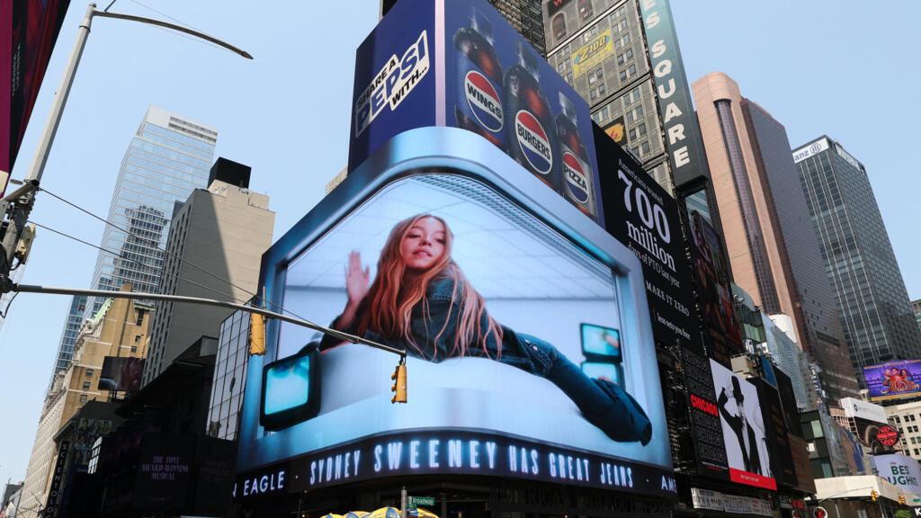 Publicidade estrelada pela atriz norte-americana Sydney Sweeney, que dividiu opiniões, levantando críticas por supostamente ser eugenista e sexista, aparece na Times Square, em Nova York.