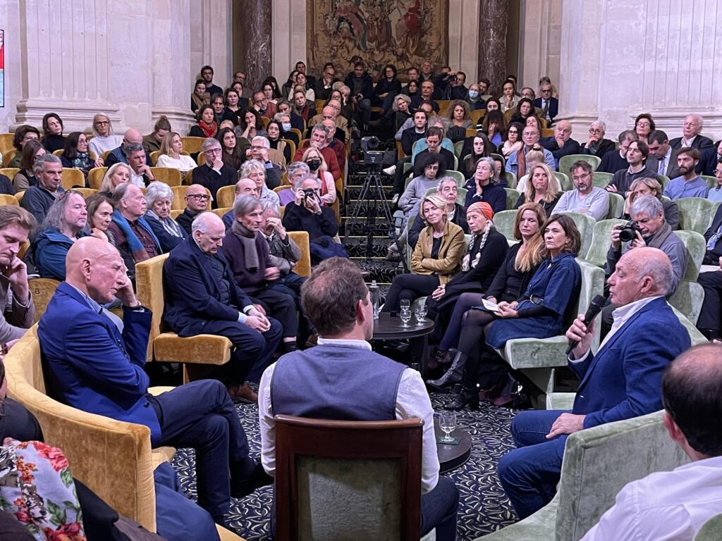 O debate sobre fotojornalismo lotou o auditório do Instituto de France e reuniu outros grandes nomes da fotografia francesa, como o cineasta Raymond Depardon e Pascal Maitre (ao microfone).