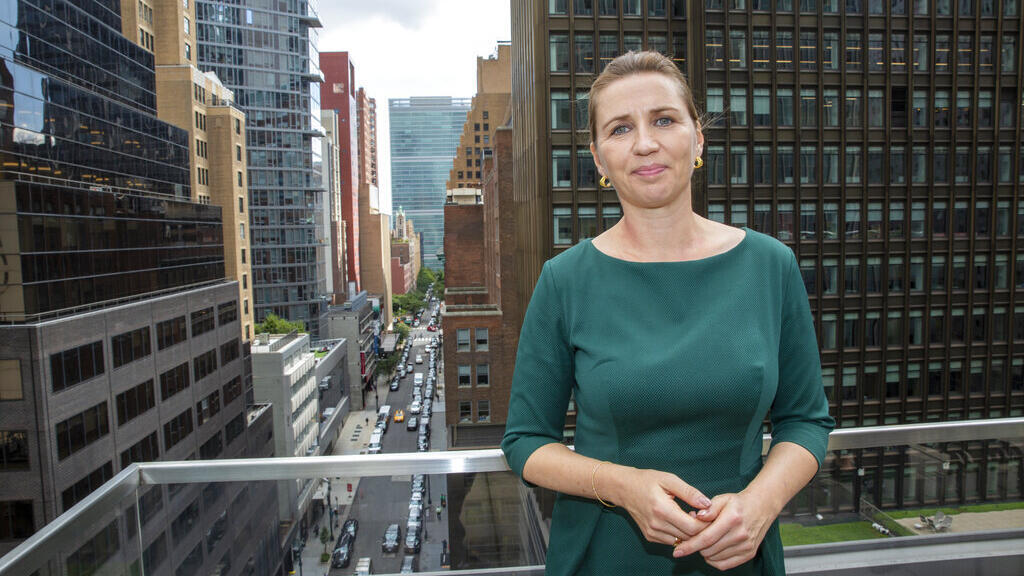 A primeira-ministra da Dinamarca, Mette Frederiksen, defende que mulheres de origem não ocidental que recebem benefícios sociais do governo contribuam de forma ativa para sociedade dinamarquesa por meio de 37 horas semanais de trabalho.