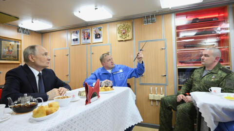 Vladimir Poutine discute avec des membres d'équipage du sous-marin nucléaire «Arkhangelsk» à la base navale de Mourmansk, le 27 mars 2025.