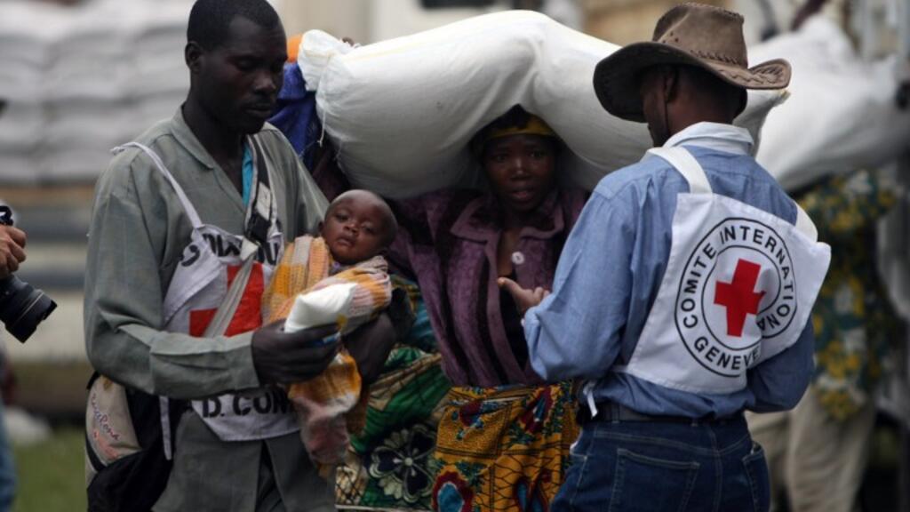 Des humanitaires congolais du CICR aident des déplacés qui s'apprêtent à recevoir une aide alimentaire, à Kibati, le 5 novembre 2008.