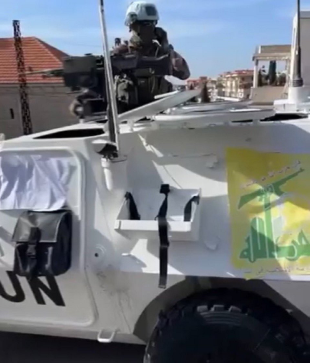 Cette photo est sortie de son contexte. Le drapeau du Hezbollah a été attaché sur le blindé par des villageois, non pas par les Casques bleus.