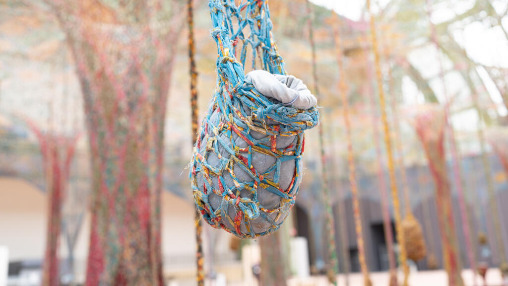 Especiaria pendurada na instalação de Ernesto Neto, no Grand Palais, em Paris (5/6/25).