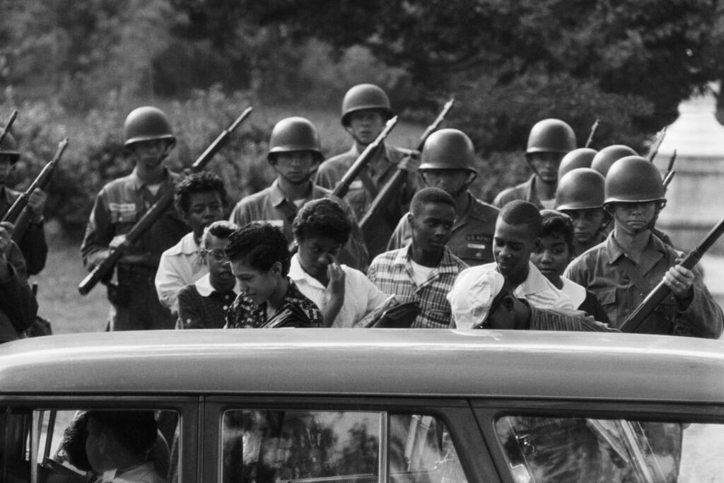 Neuf élèves noirs escortés par la 101e division aéroportée sur ordre du président Eisenhower, à Little Rock, en 1957.