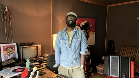 L'artiste Blinky Bill dans son studio à Nairobi, au Kenya