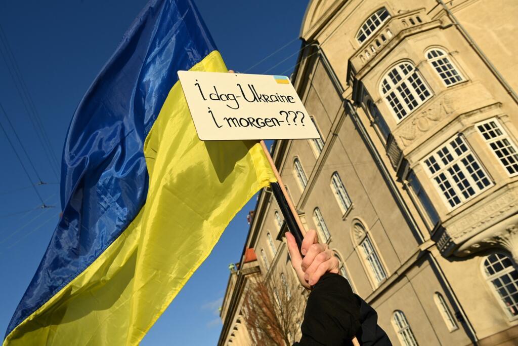 Durante um ato pró-Ucrânia em frente à embaixada russa em Copenhague, manifestante exibe cartaz com a mensagem: "Hoje é a Ucrânia, e amanhã?". 27 de fevereiro de 2022.