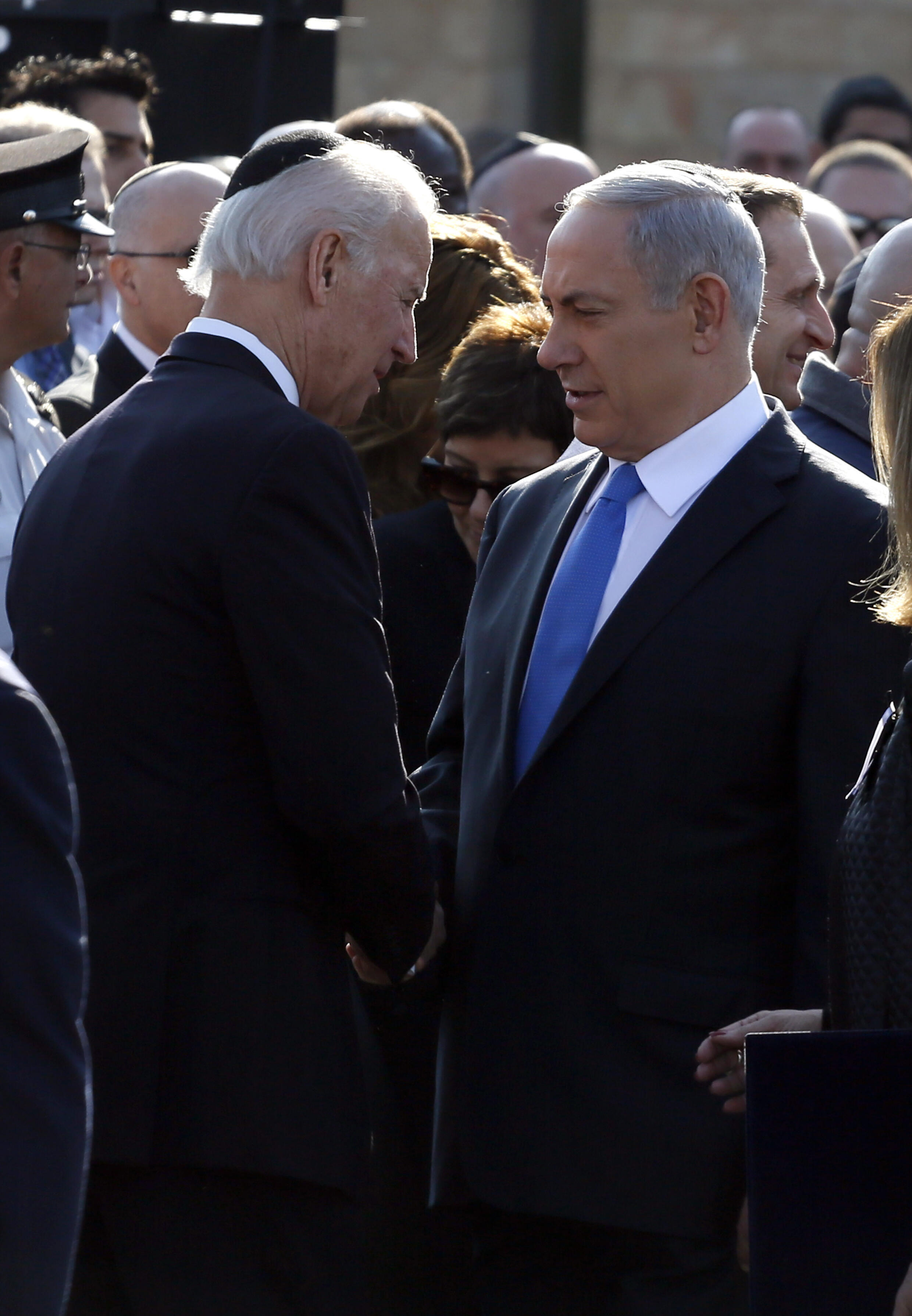 El primer ministro israelí, Benjamin Netanyahu (derecha), le da la mano al entonces vicepresidente de Estados Unidos, Joe Biden, durante una ceremonia en honor al ex primer ministro israelí Ariel Sharon, en Jersusalén, el 13 de enero de 2014
