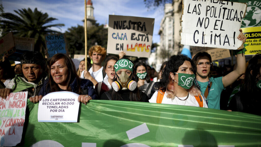 Jovens participam de um protesto mundial exigindo ação contra as mudanças climáticas, em Buenos Aires, Argentina. (27/06/2019)