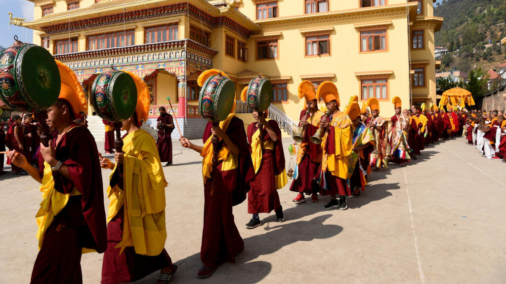 Des moines bouddhistes tibétains exilés participent à une procession de prière au monastère de Choeling à Katmandou le 10 mars 2020, une date qui marque le 61e anniversaire du jour du soulèvement tibétain de 1959. (Image d'illustration)