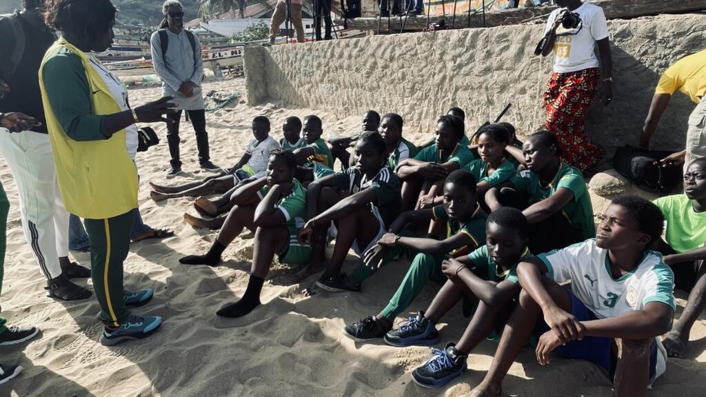 Sur la plage de Ouakam, de jeunes pratiquants de lutte de plage, une des disciplines spécifiques aux JOJ 2026.