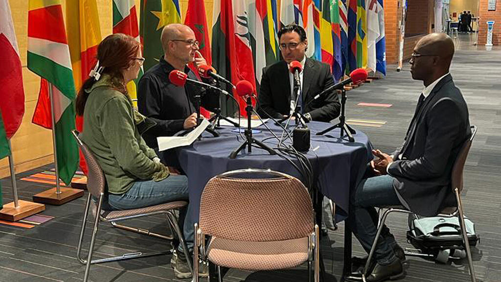Les invités de l’émission et Bruno Faure (RFI) au centre des congrès de Québec.