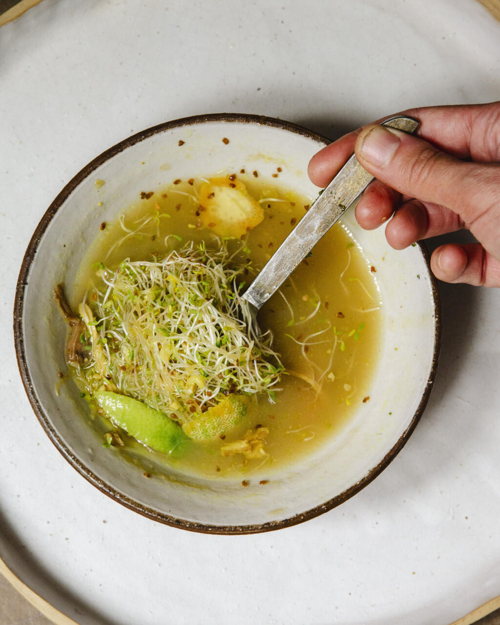 Bouillon de légumes, gingembre, kuzu, agrumes
d’après «Bouillons Bienfaisants» de Jennifer Hart-Smith