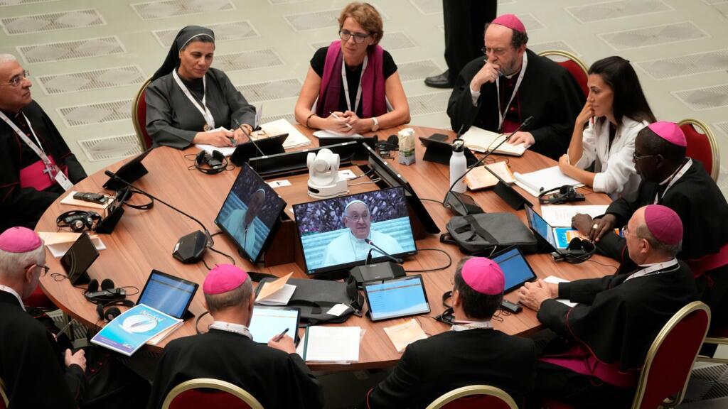 Les participants à l’assemblée du «Synode sur la synodalité»: ici à l’ouverture mercredi 4 octobre 2023 à Rome, dans la salle Paul VI où les 365 membres - dont des laïcs et des femmes pour la première fois avec droit de vote - et une centaine d’experts débattront pendant quatre semaines de l’avenir de l’Église catholique.
