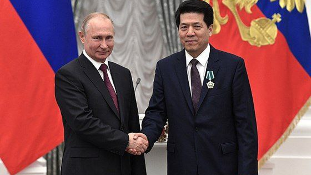 Li Hui, qui était auparavant ambassadeur de Chine auprès de la Fédération de Russie, a été nommé représentant spécial pour les affaires eurasiennes en Ukraine .
le 26 avril 2023