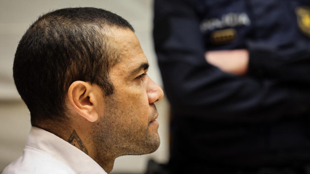 O jogador de futebol brasileiro Dani Alves observa o início de seu julgamento no Tribunal Superior de Justiça da Catalunha, em Barcelona, em 5 de fevereiro de 2024.