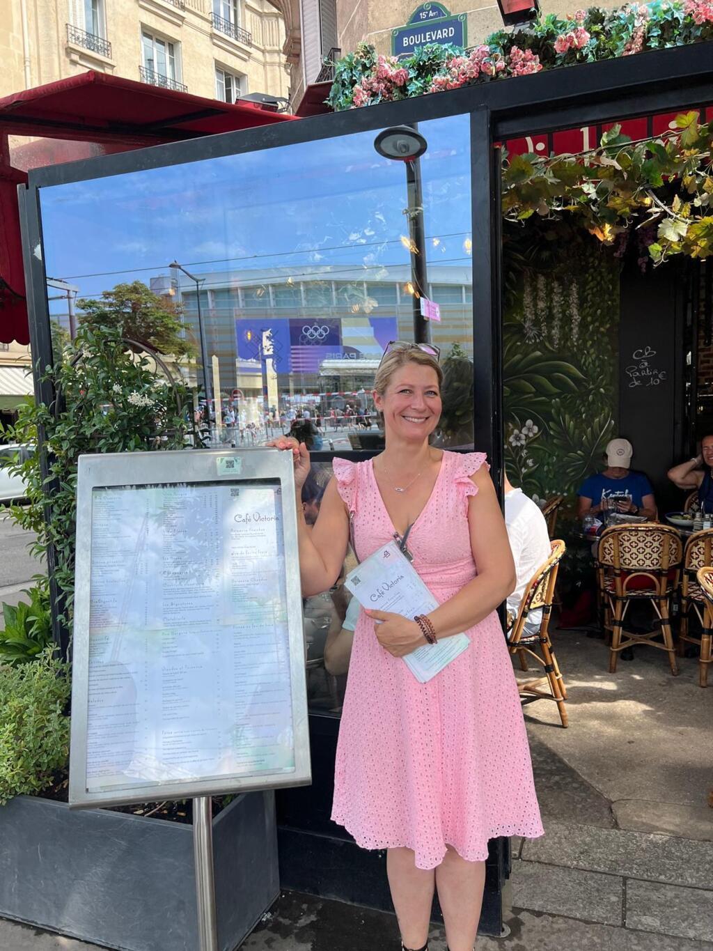A francesa Élodie conta que os restaurantes já estão acostumados a atender os turistas.