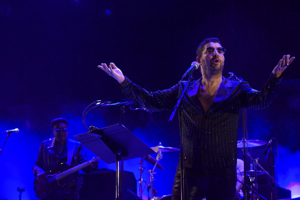 Sofiane Saïdi sur la scène du festival Arabesques 2025, lors de l'hommage à Rachid Taha