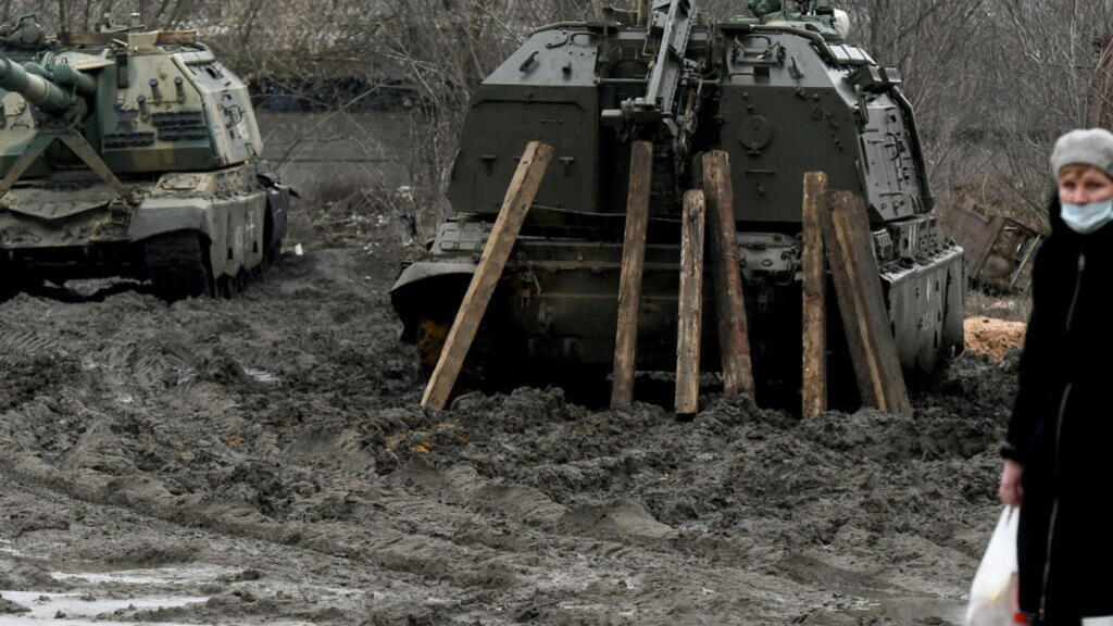 Des chars russes engloutis dans la boue en Ukraine.