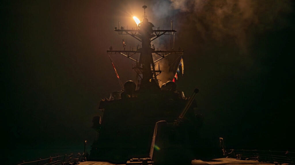Un missile est lancé depuis un navire de guerre pendant l'opération de la coalition dirigée par les États-Unis contre les cibles militaires houthies au Yémen qui s'en prennent au transport maritime international dans la mer Rouge, le 12 janvier 2024.