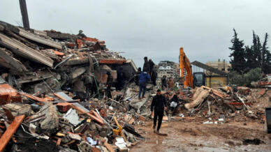 Des sauveteurs recherchent des survivants sur le site d'un bâtiment effondré, à la suite d'un tremblement de terre, à Lattaquié, en Syrie, dans ce document publié par SANA le 6 février 2023.